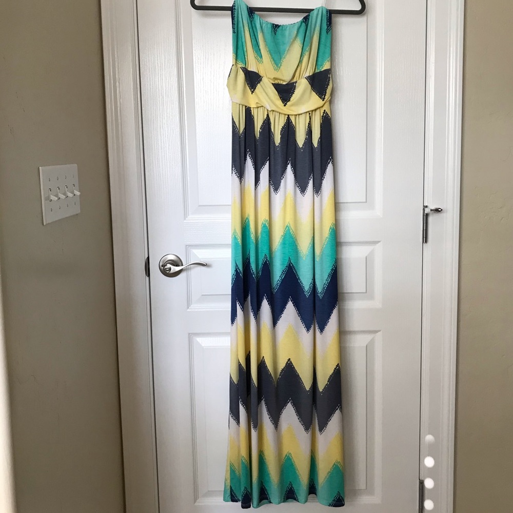 Strapless/sleeveless maxi dress. Multicolored